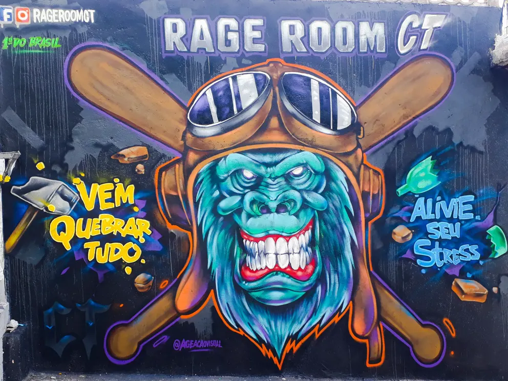 Mural grafitado com o gorila de capacete e tacos cruzados do Rage Room CT e as frases “Vem quebrar tudo” e “Alivie seu stress”.