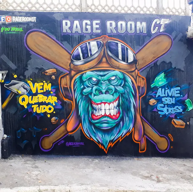 Mural grafitado com o gorila de capacete e tacos cruzados do Rage Room CT e as frases “Vem quebrar tudo” e “Alivie seu stress”.